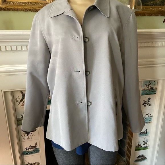 Land’s End jacket for the woman who wants the next job up the corporate ladder. - Picture 4 of 6